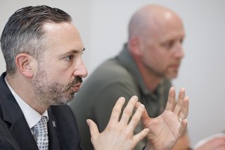 Le conseiller d'Etat Fréderic Favre (à gauche) et le chef du service de la chasse Nicolas Bourquin se disent "satisfaits de la régulation proactive" en Valais. KEYSTONE/VALENTIN FLAURAUD